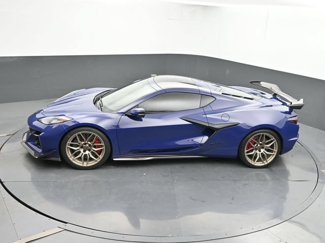 Used 2025 Chevrolet Corvette Z06 w/ Z07 Performance Package RWD image 32