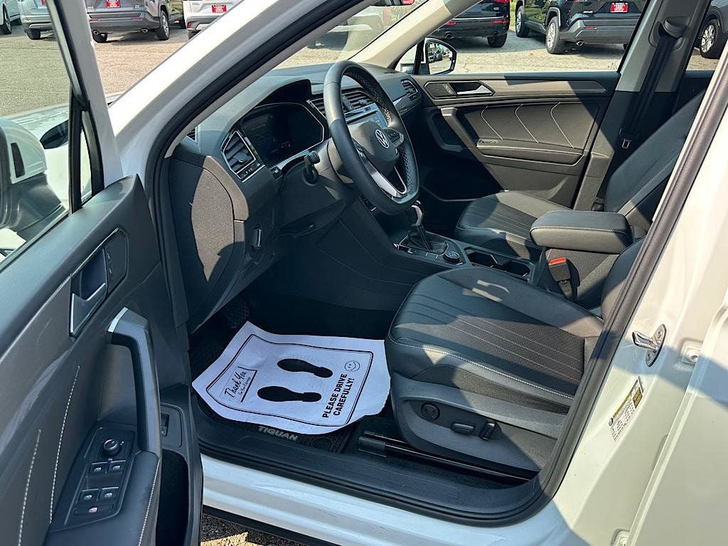 Used 2024 Volkswagen Tiguan SE AWD/4WD image 11