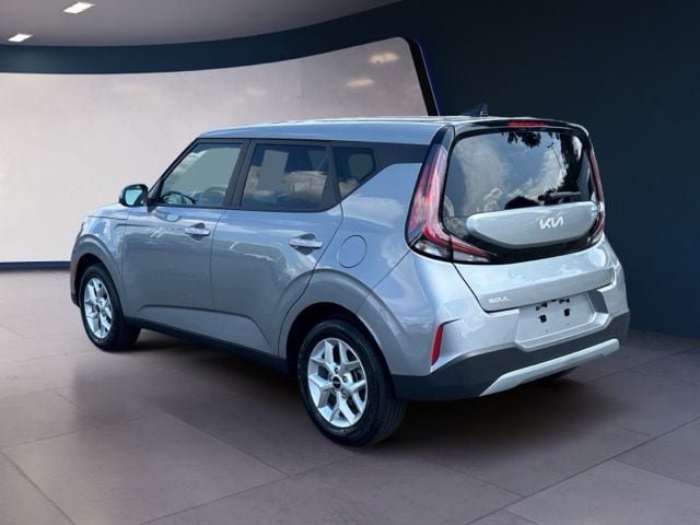 Certified 2025 Kia Soul LX w/ LX Technology Package FWD image 3