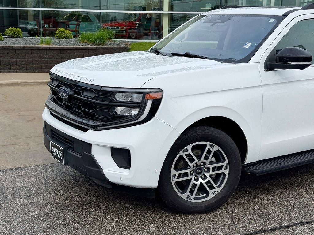 Certified 2025 Ford Expedition Active AWD/4WD image 2