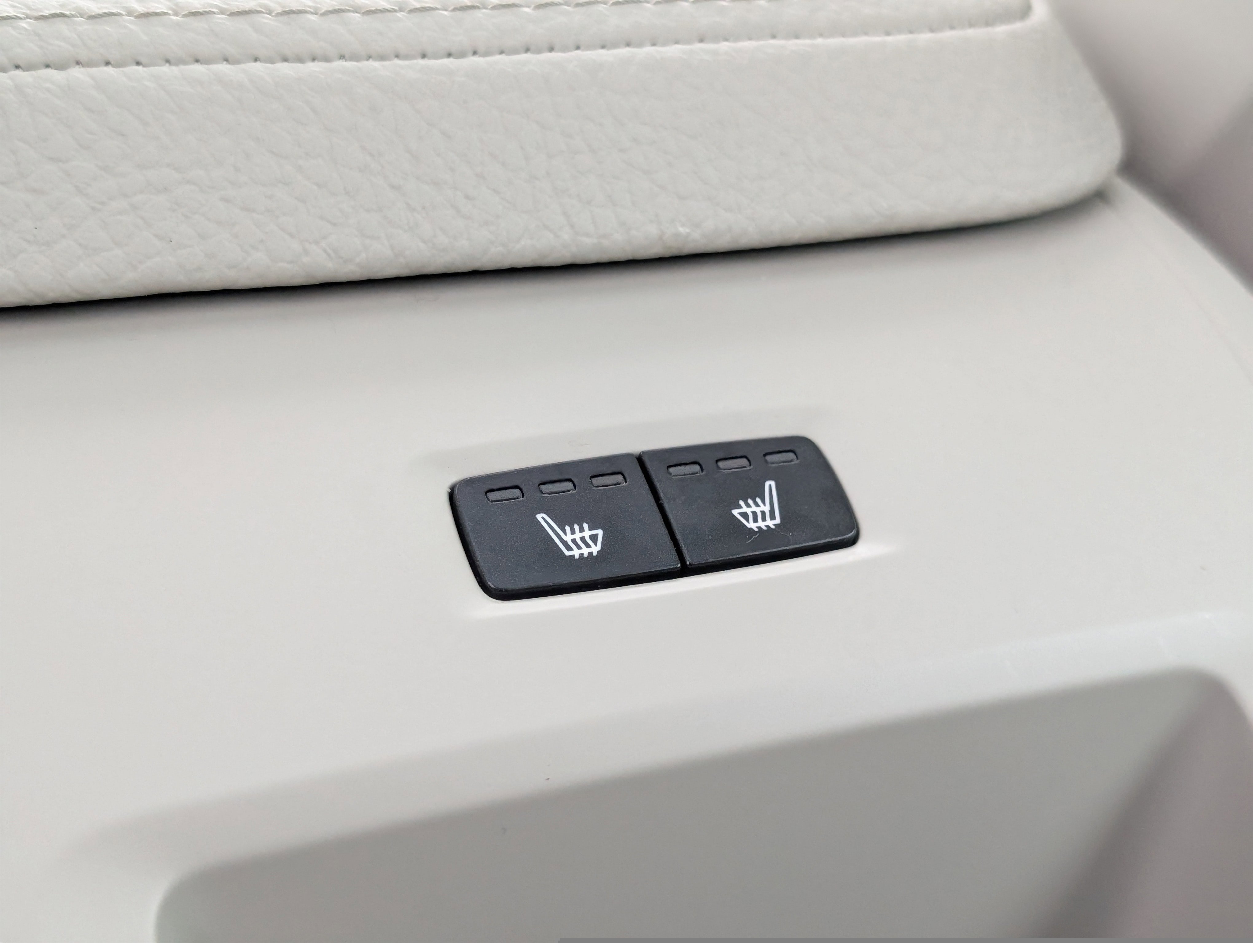 Used 2020 Volvo S60 T6 Momentum image 39