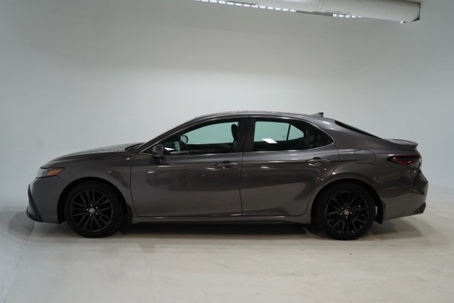 Used 2023 Toyota Camry SE image 4