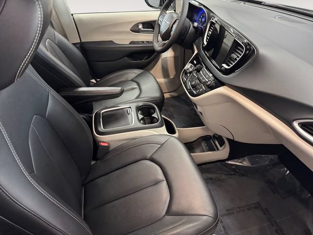 Used 2024 Chrysler Pacifica Touring-L FWD image 31