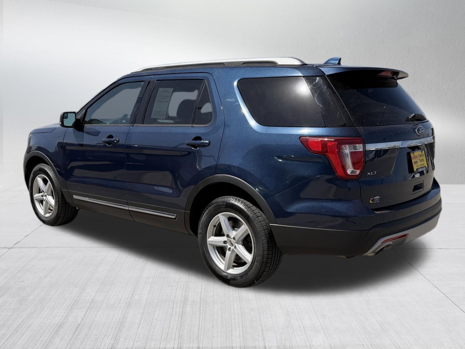 Used 2017 Ford Explorer XLT w/ Equipment Group 202A AWD/4WD image 5