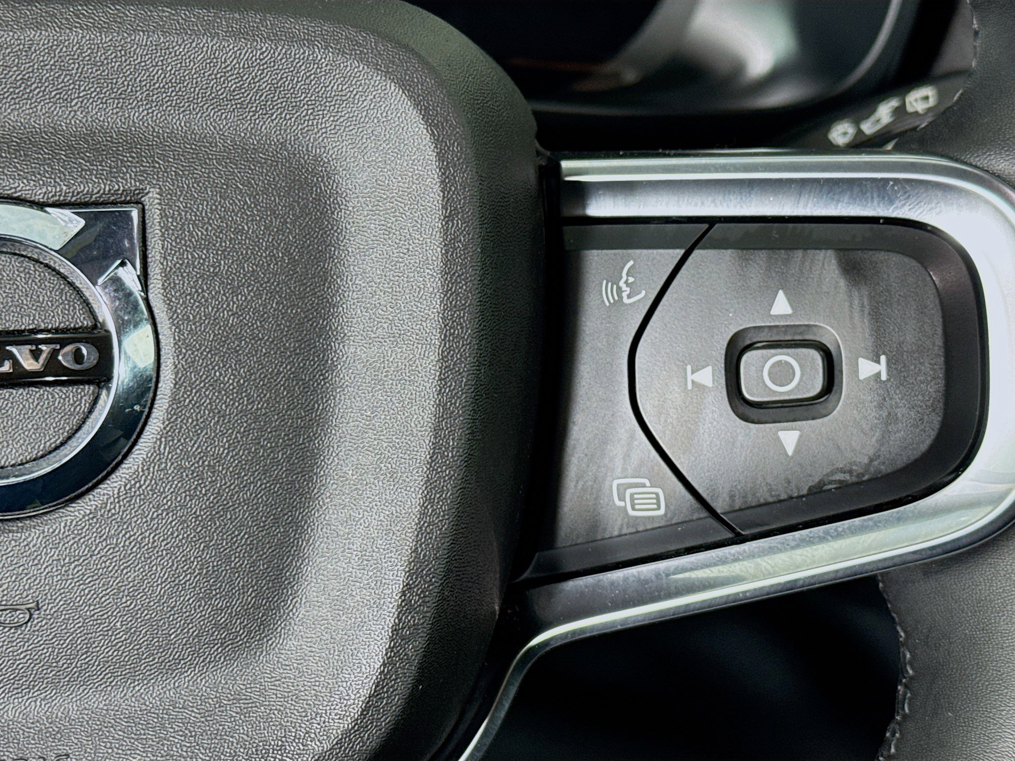 Used 2023 Volvo XC40 Recharge Ultimate image 14