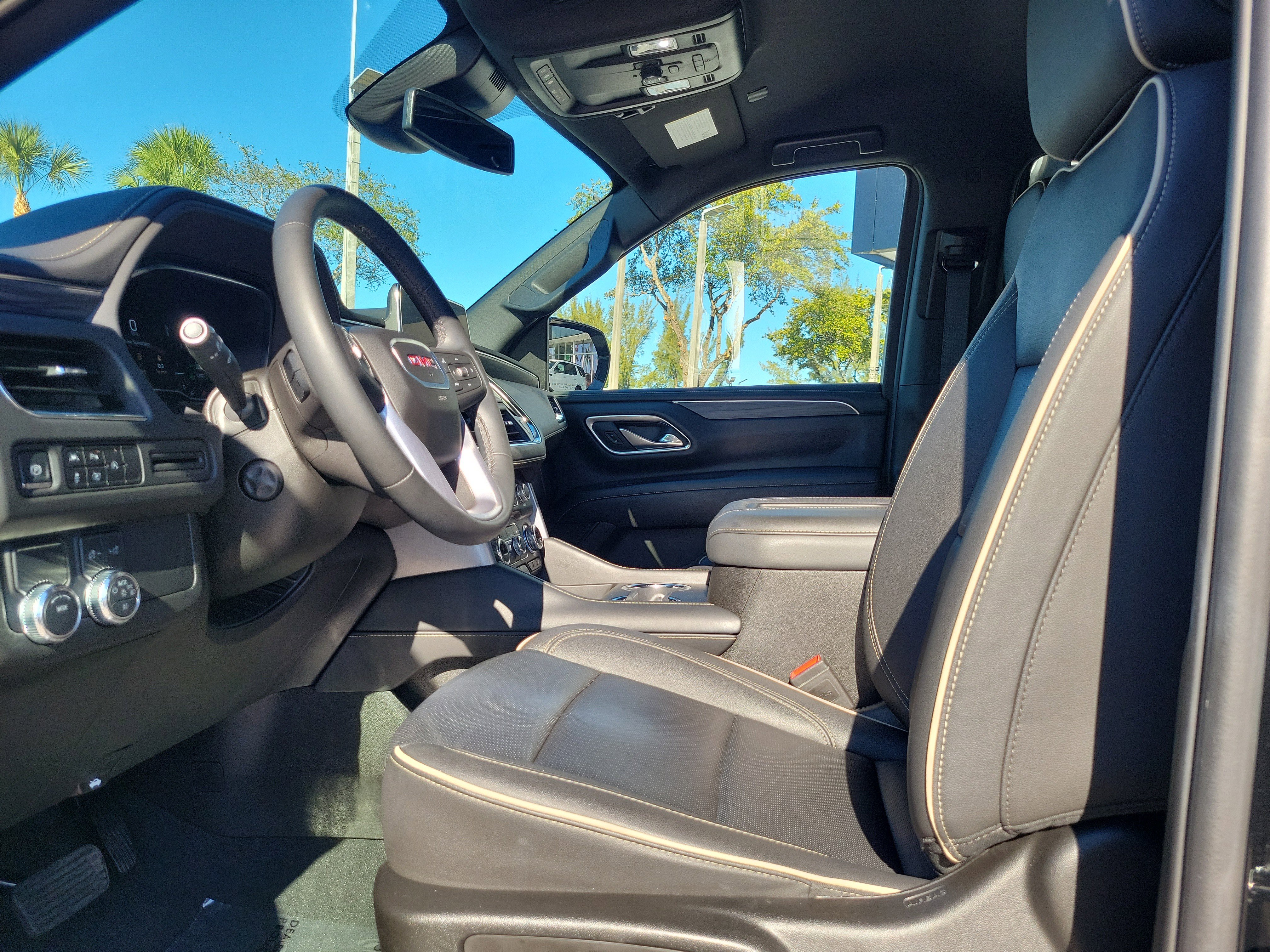 Used 2024 GMC Yukon SLT w/ SLT Luxury Package image 12