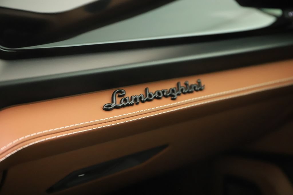 Used 2025 Lamborghini Urus SE AWD/4WD image 34