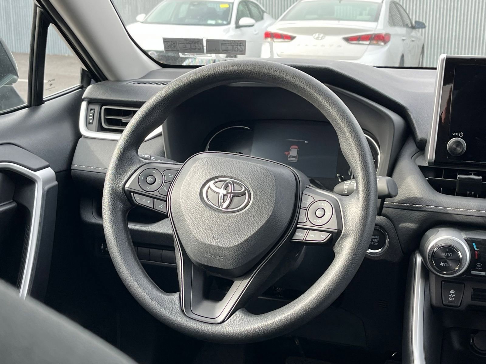Used 2025 Toyota RAV4 XLE image 28