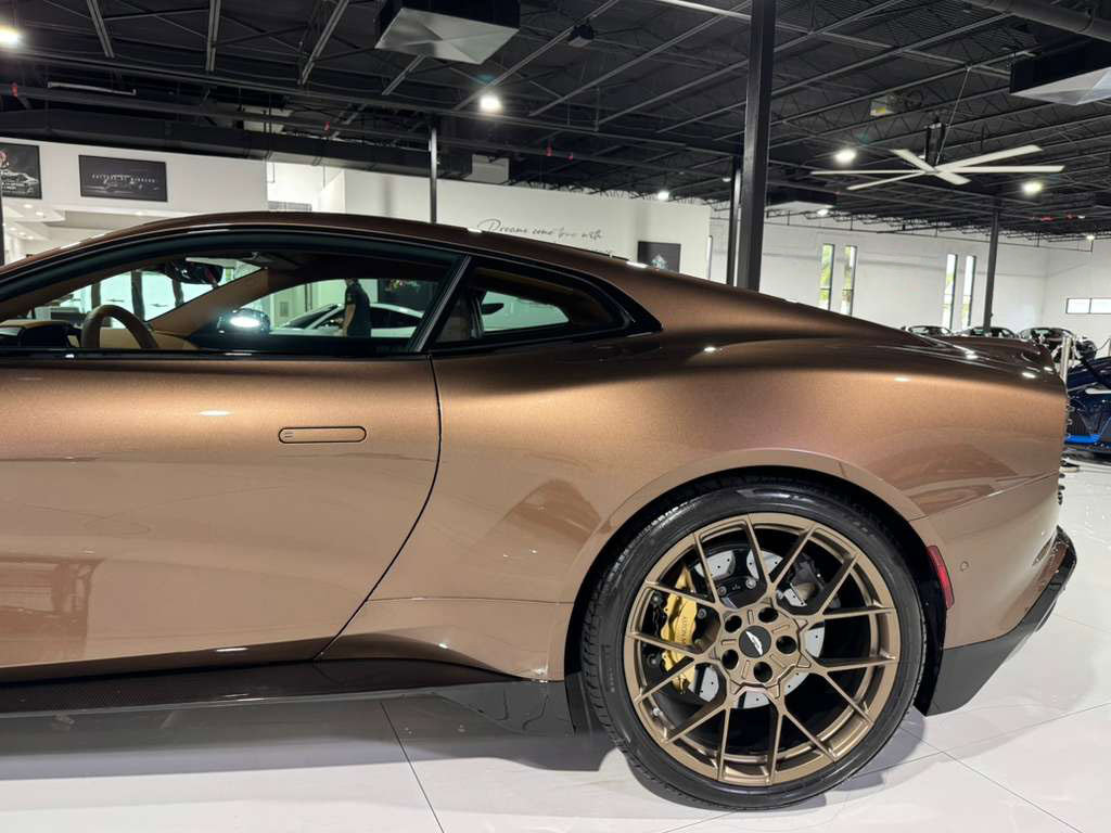 Used 2025 Aston Martin Vanquish image 40