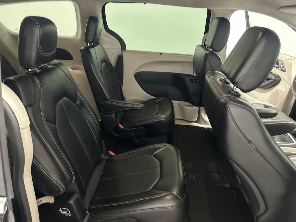 Used 2024 Chrysler Pacifica Touring-L FWD image 19