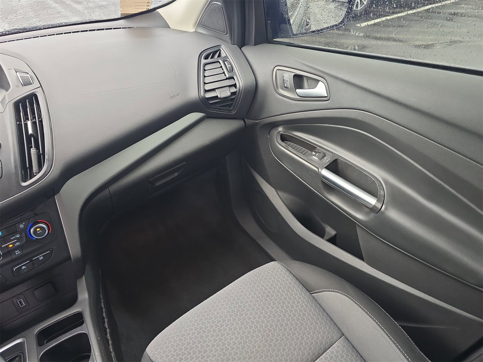 Used 2017 Ford Escape SE image 12