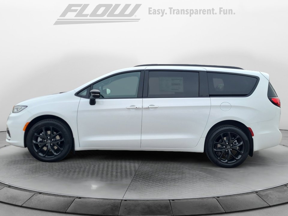 New 2026 Chrysler Pacifica Select w/ S Appearance Package image 4