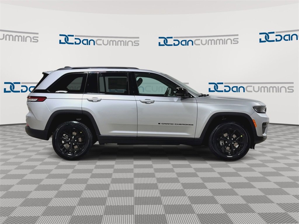 New 2025 Jeep Grand Cherokee Altitude image 2