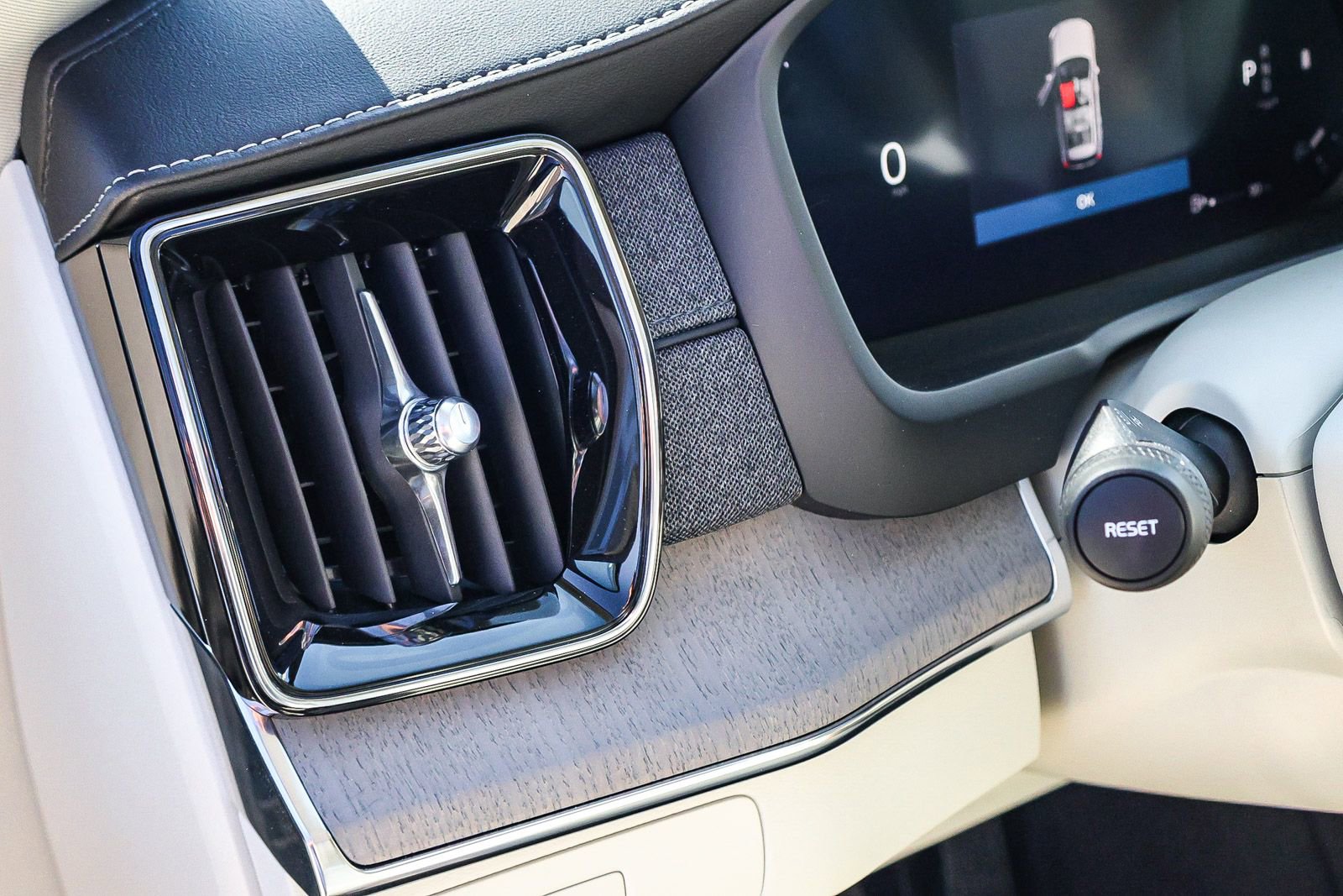 New 2026 Volvo XC90 B6 Ultra w/ Protection Package image 34