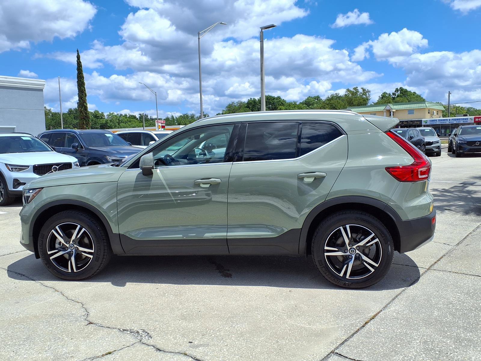 Certified 2025 Volvo XC40 B5 Core AWD/4WD image 4