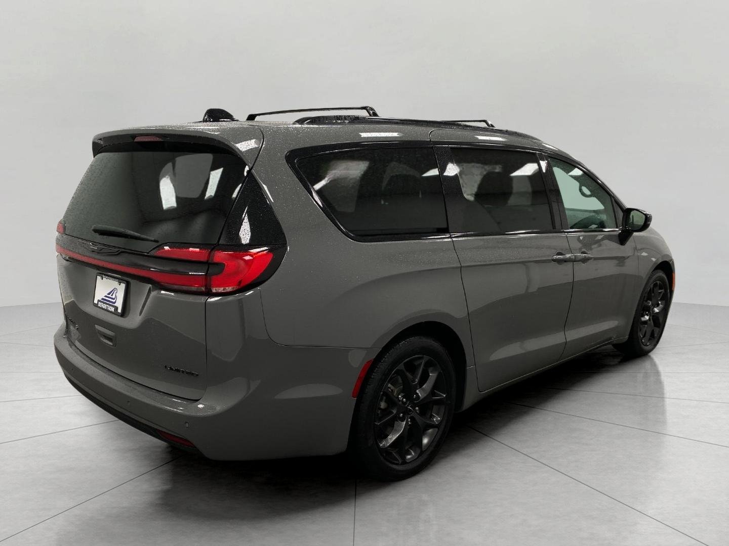 Used 2025 Chrysler Pacifica Limited FWD image 4