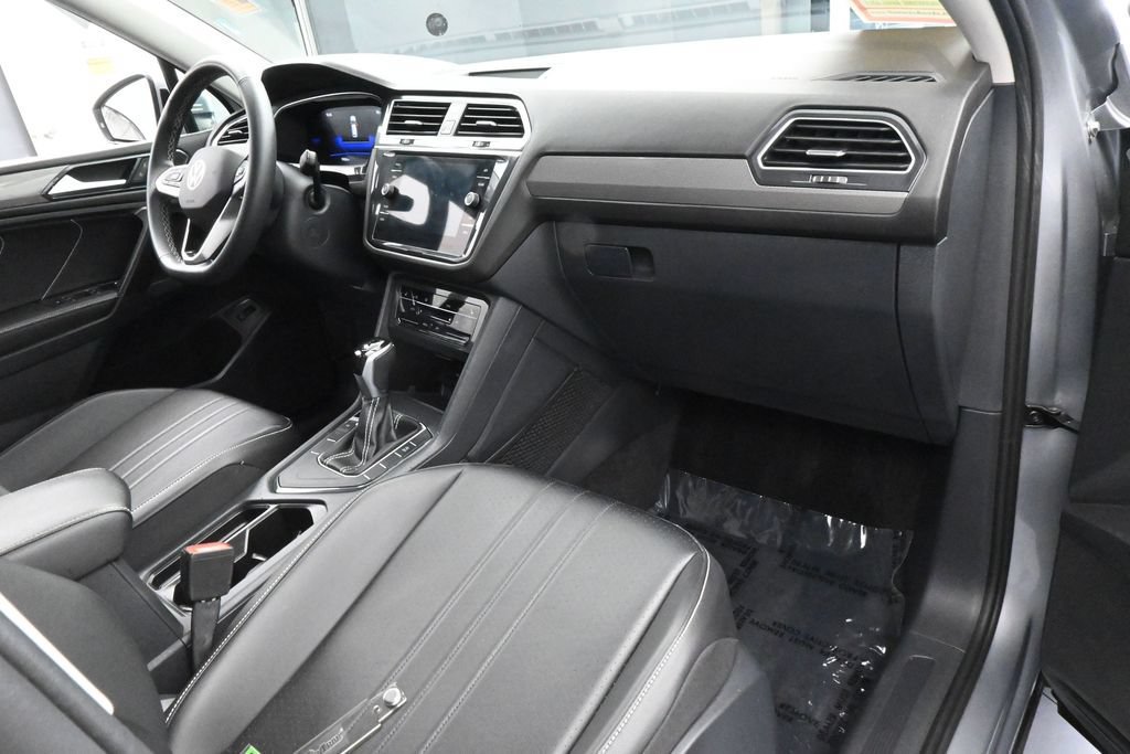 Used 2024 Volkswagen Tiguan SE FWD image 46