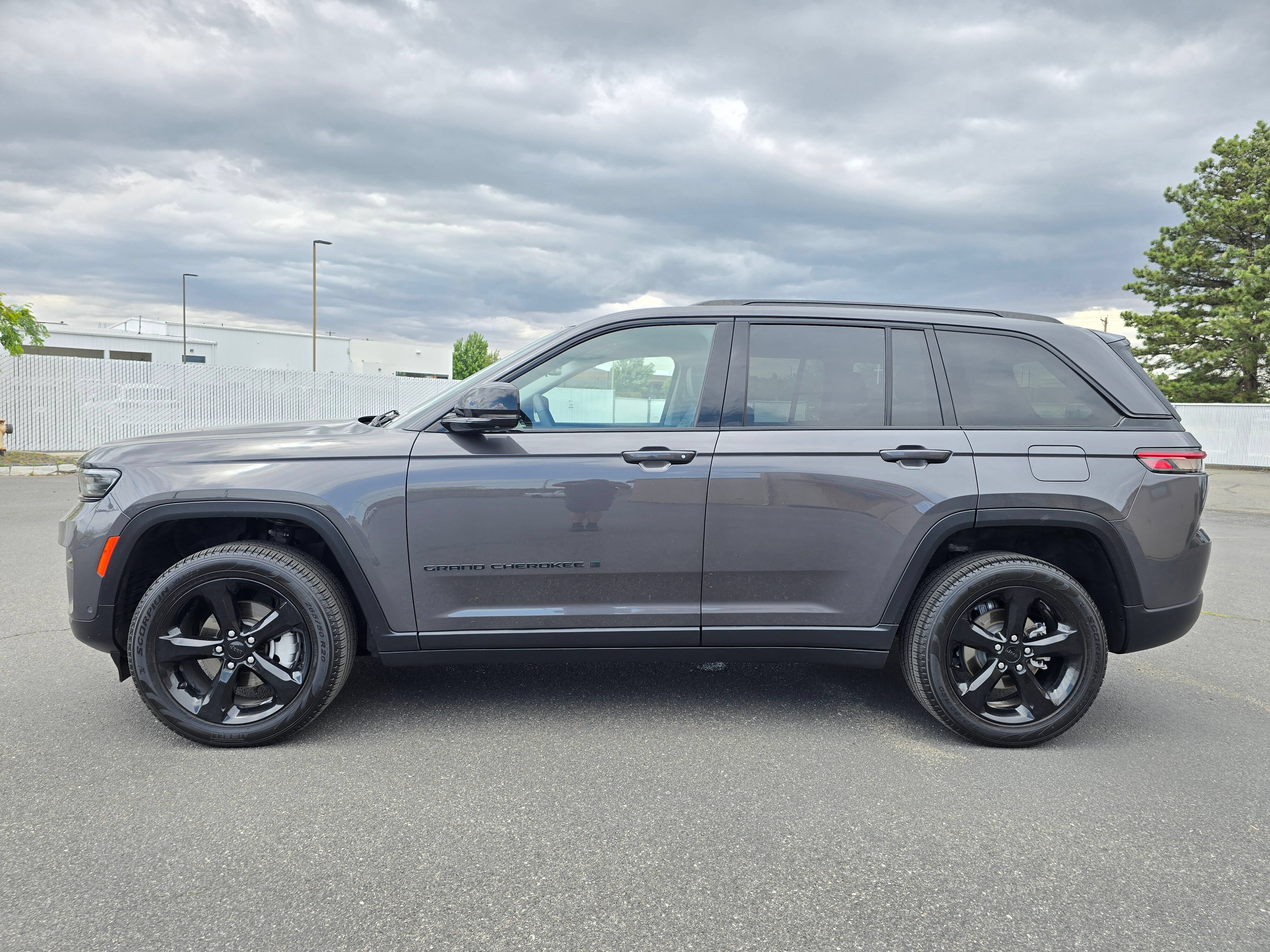 Used 2023 Jeep Grand Cherokee Limited w/ Luxury Tech Group II AWD/4WD image 33