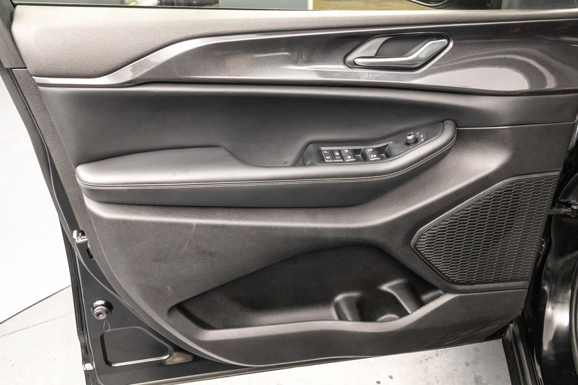 Used 2023 Jeep Grand Cherokee Altitude AWD/4WD image 29