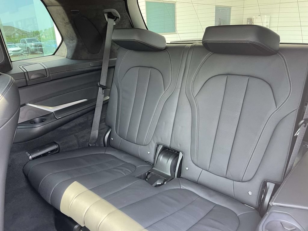 Used 2020 BMW X7 xDrive40i w/ Executive Package AWD/4WD image 11
