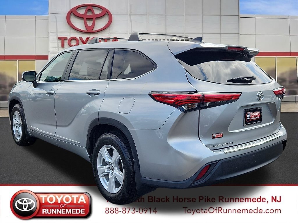 Used 2023 Toyota Highlander L FWD image 3