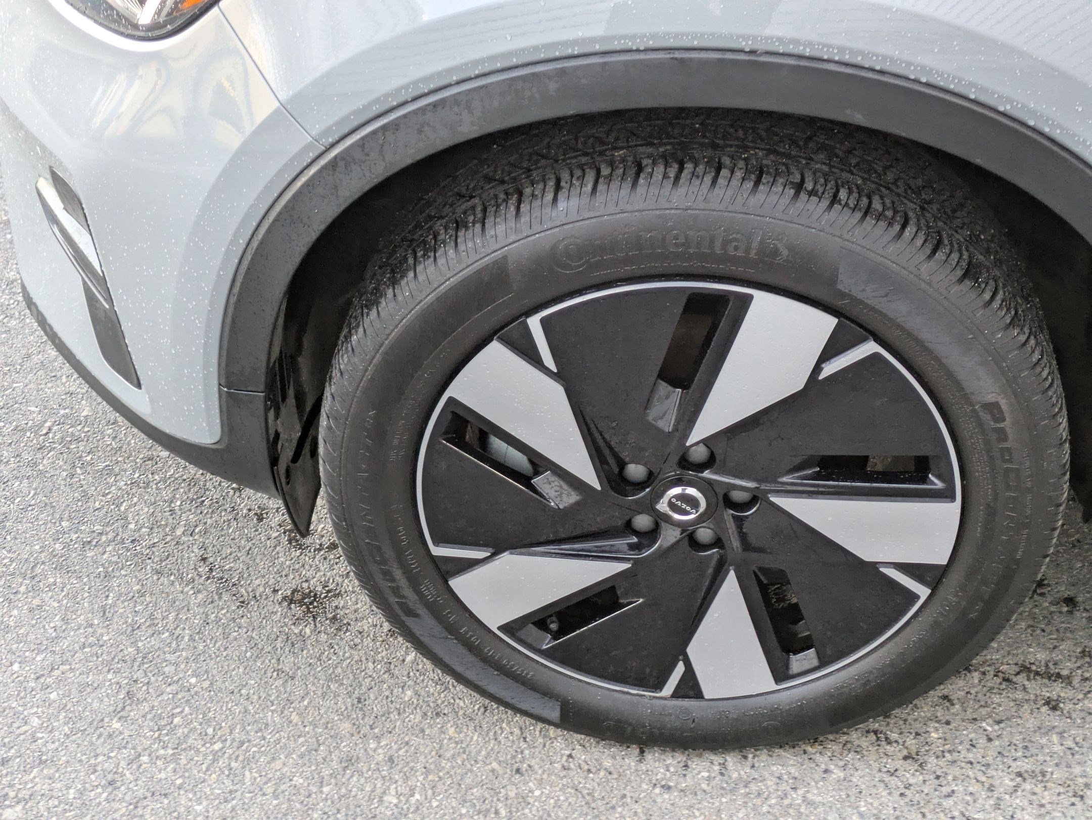 Used 2025 Volvo EX40 Core w/ Climate Package image 11