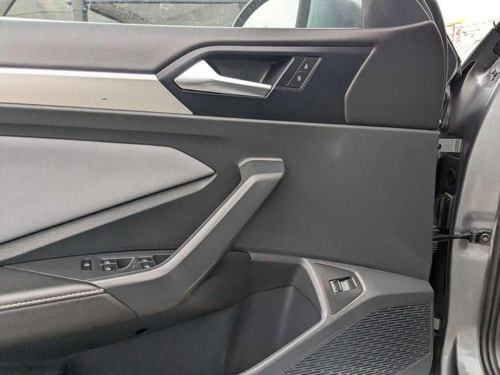 Used 2025 Volkswagen Jetta SE image 16