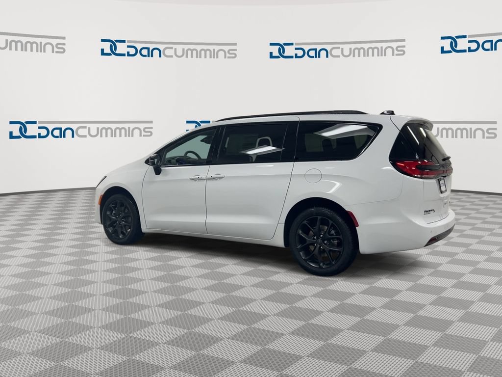 New 2027 Chrysler Pacifica Limited w/ Family Tech Group AWD/4WD image 6