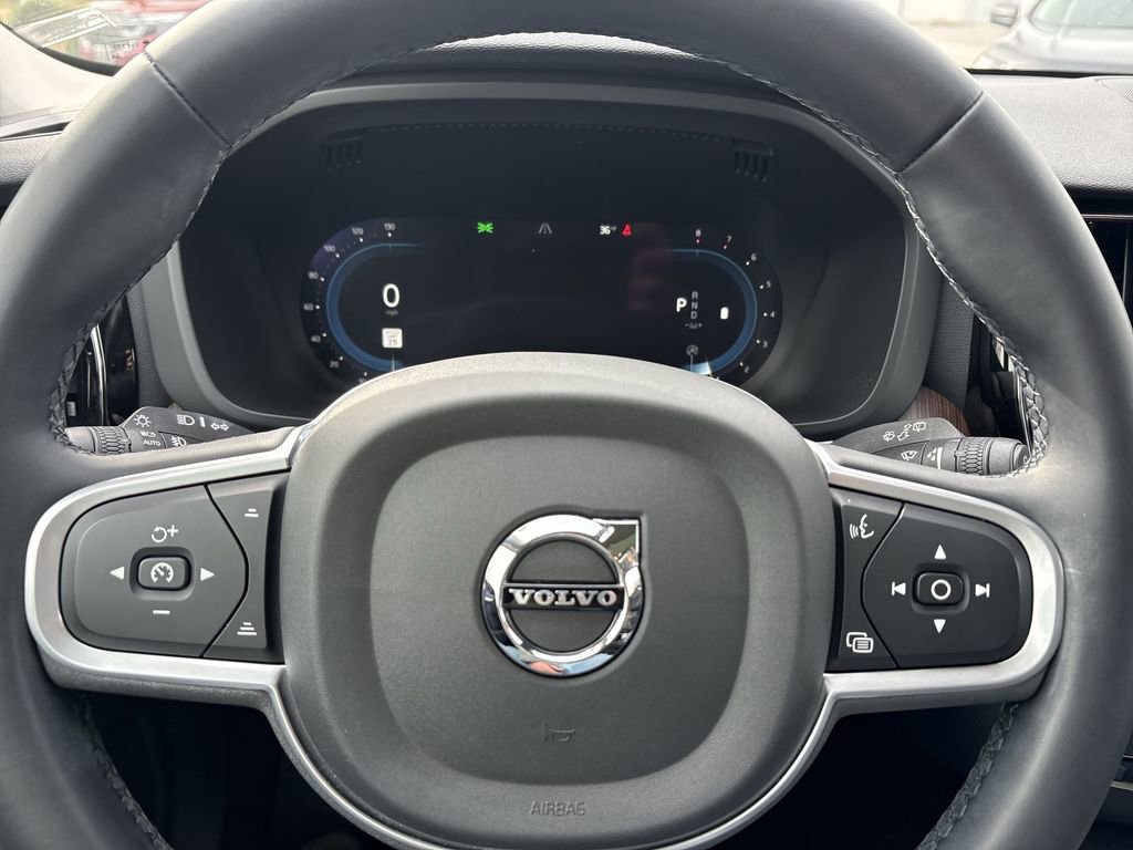 Used 2022 Volvo XC60 B5 Momentum w/ Climate Package image 12