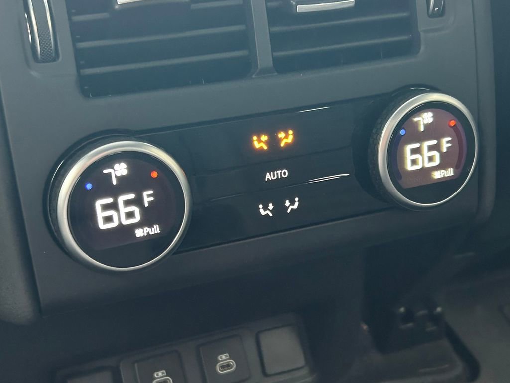 Used 2024 Land Rover Discovery Dynamic SE image 22