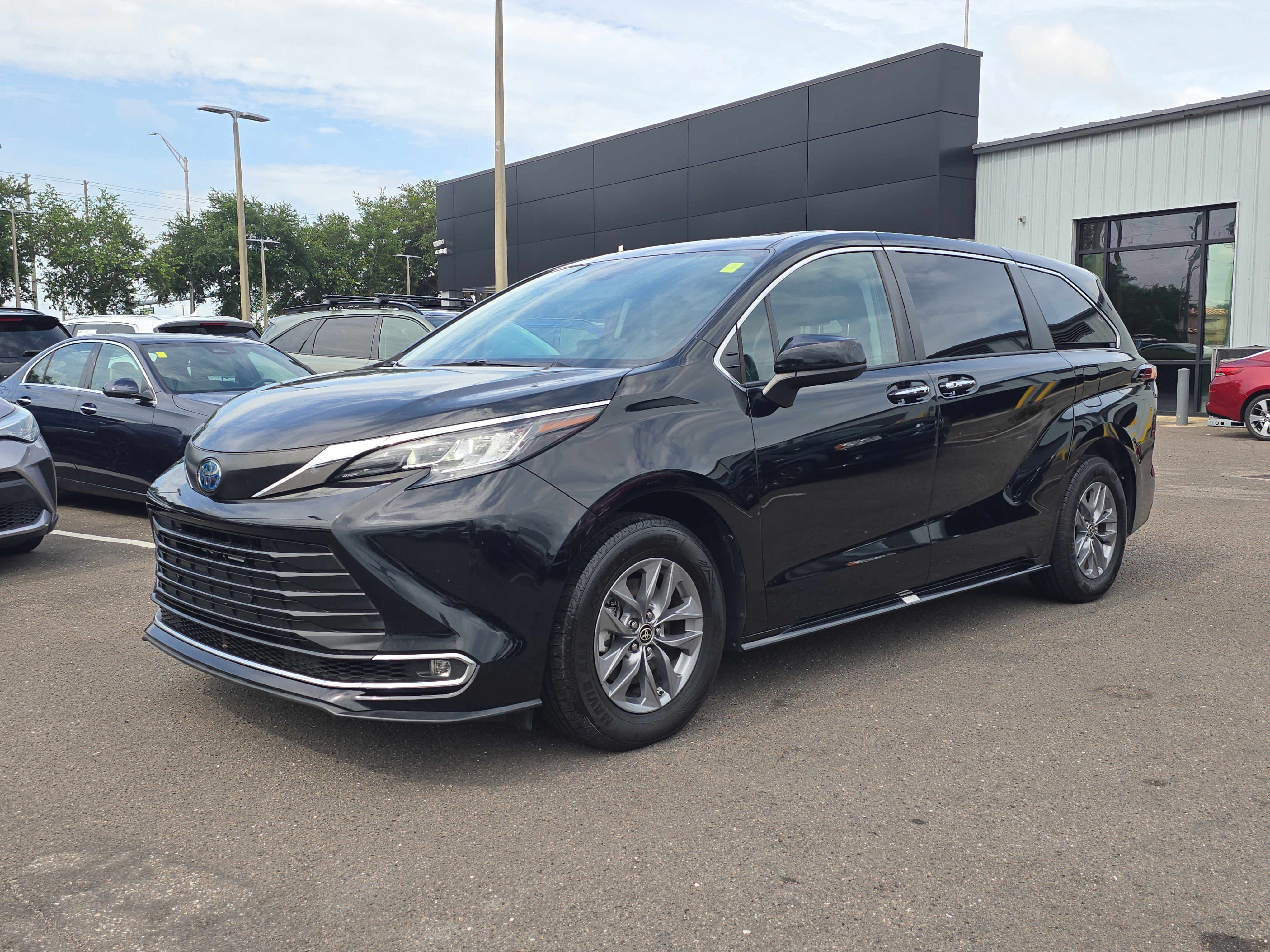 Used 2022 Toyota Sienna XLE FWD image 4