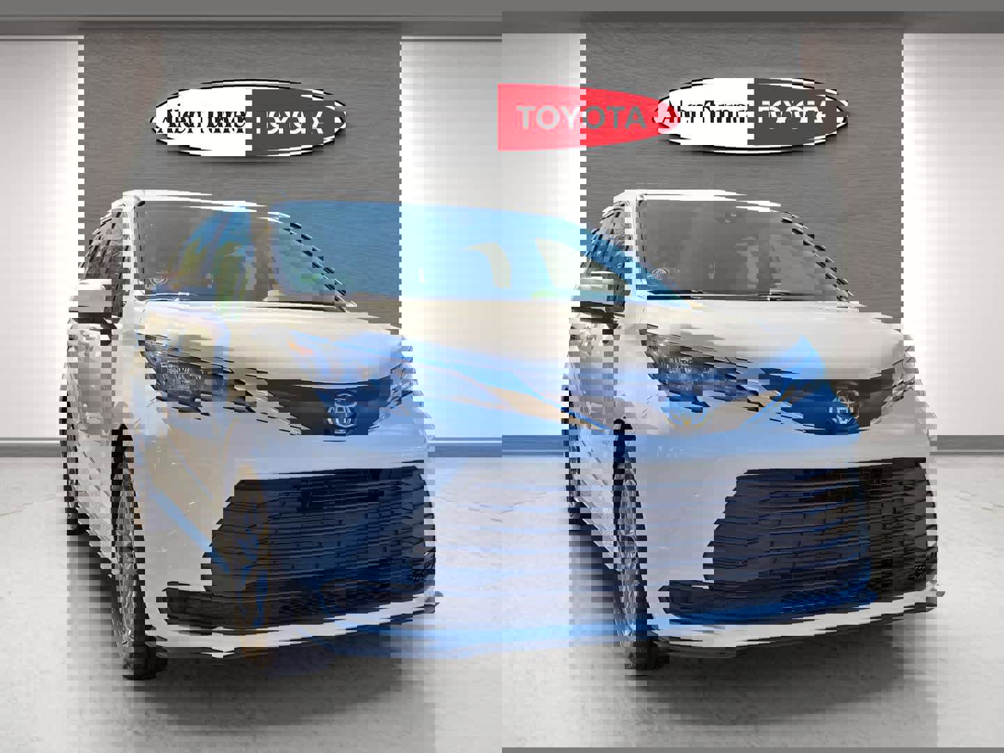 Used 2024 Toyota Sienna LE image 2