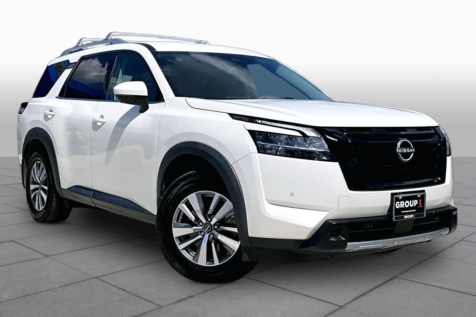Used 2023 Nissan Pathfinder SL w/ Lighting Package (N92) FWD image 3