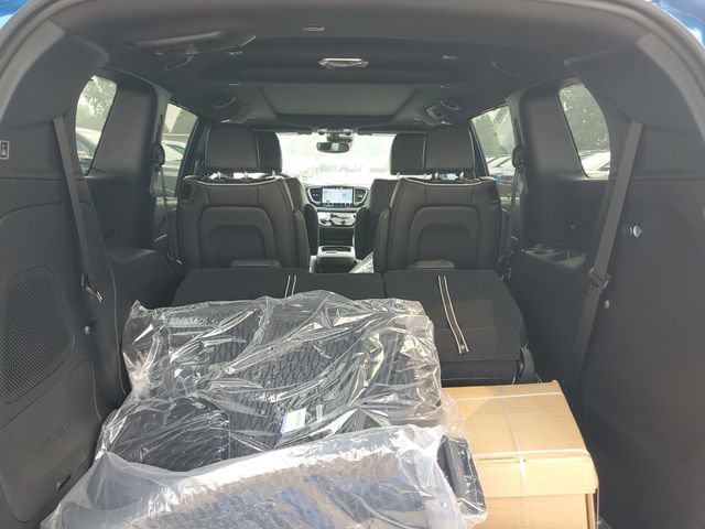 New 2027 Chrysler Pacifica Limited w/ Family Tech Group AWD/4WD image 8