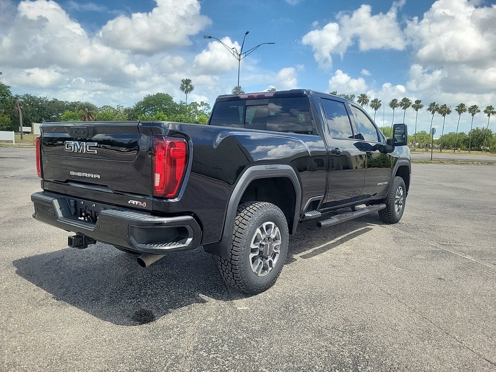 Used 2022 GMC Sierra 2500 AT4 w/ AT4 Preferred Package AWD/4WD image 6