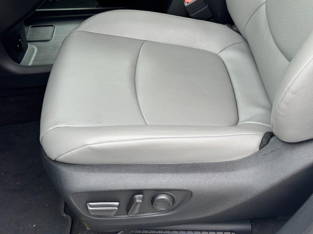 Used 2025 Toyota Sienna XLE FWD image 27
