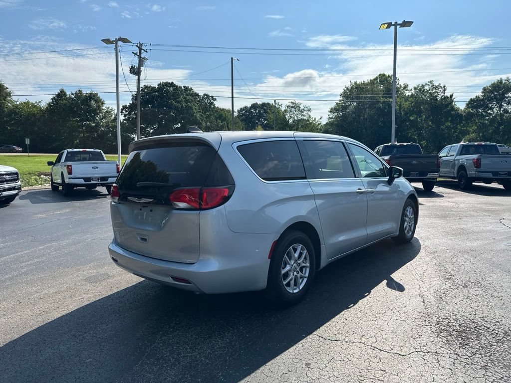 Used 2023 Chrysler Voyager LX FWD image 3