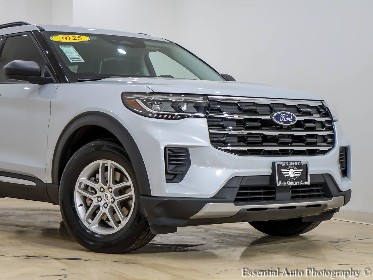 Used 2025 Ford Explorer Active AWD/4WD image 2