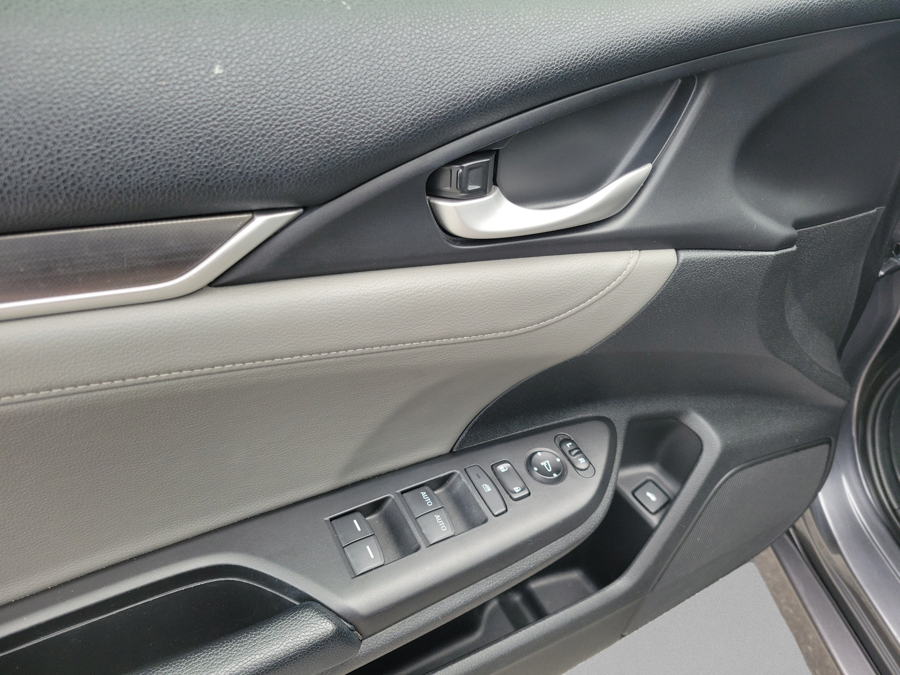 Used 2019 Honda Civic Touring image 12
