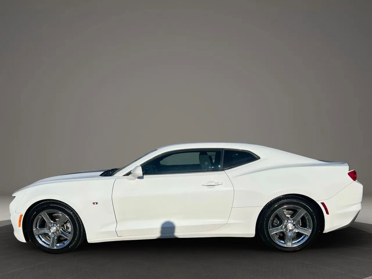 Used 2020 Chevrolet Camaro LT RWD image 8