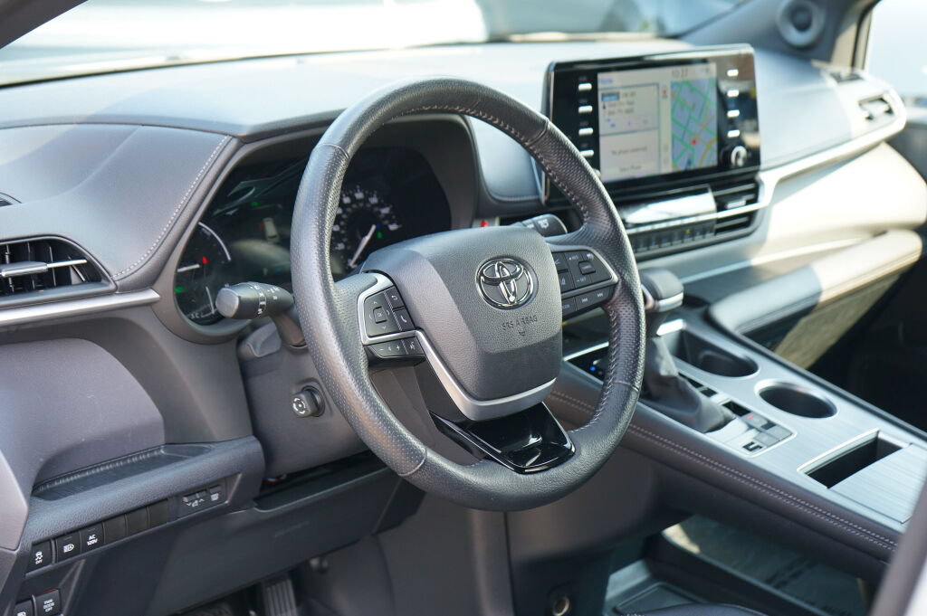Used 2023 Toyota Sienna XSE AWD/4WD image 15
