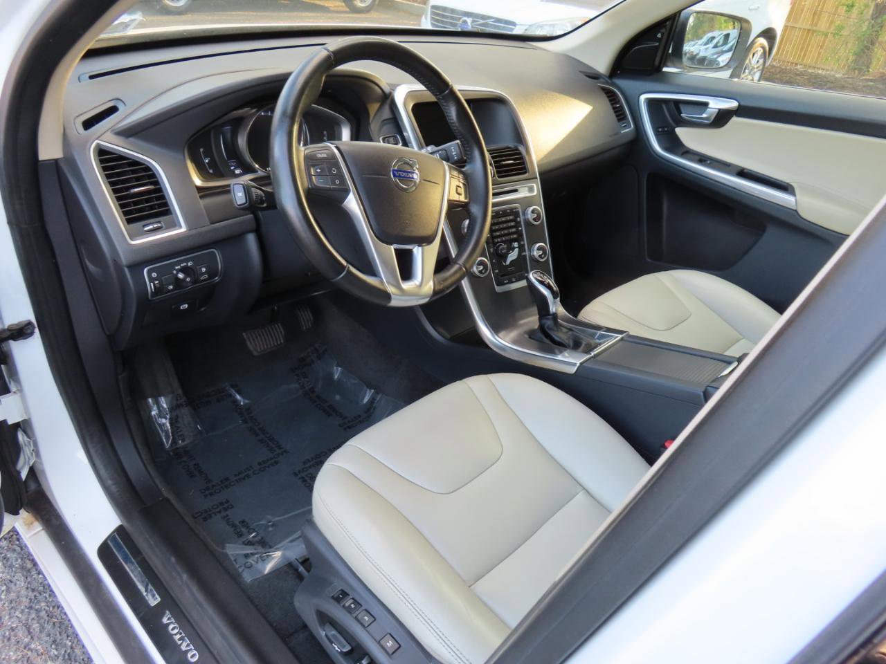 Used 2016 Volvo XC60 T6 w/ Protection Package AWD/4WD image 9