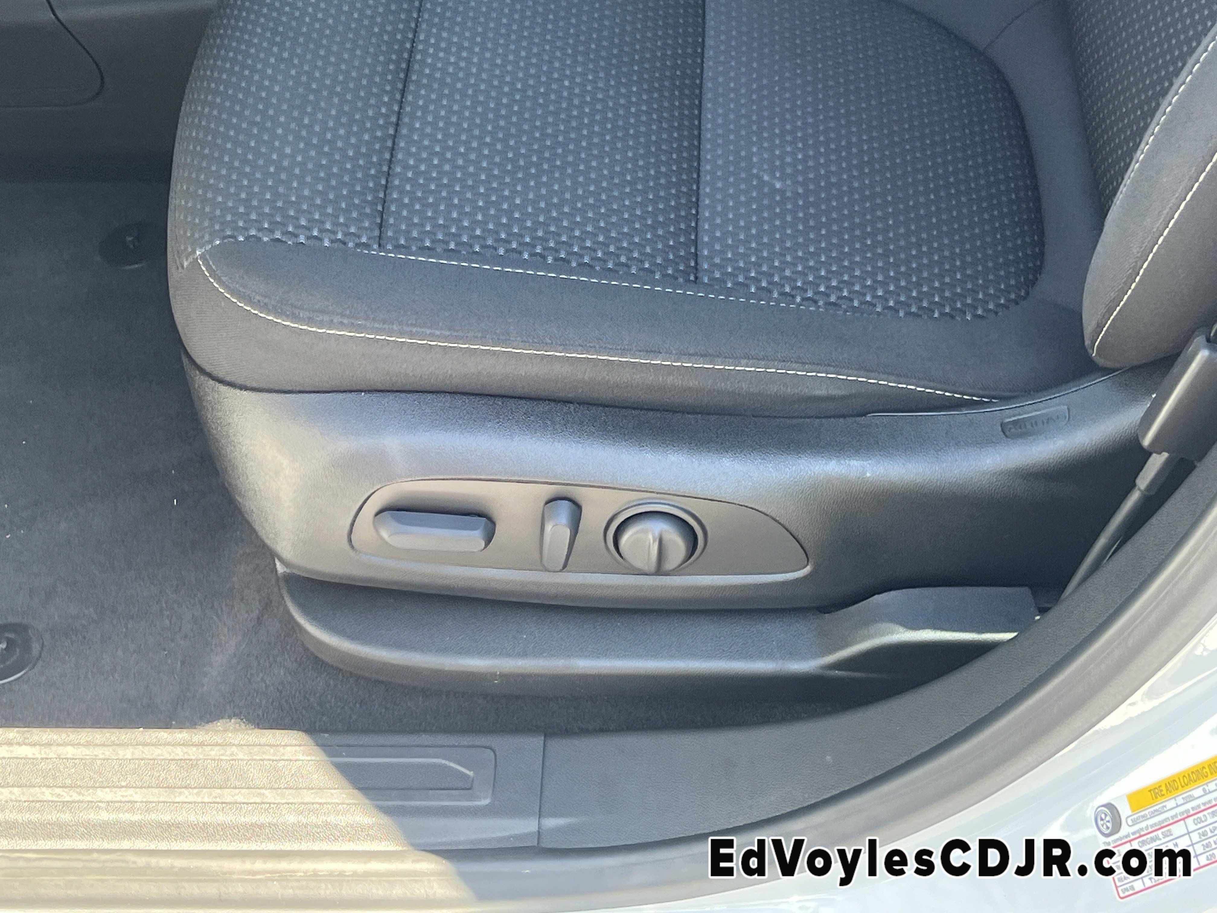 Used 2022 GMC Acadia SLE w/ Driver Convenience Package image 12