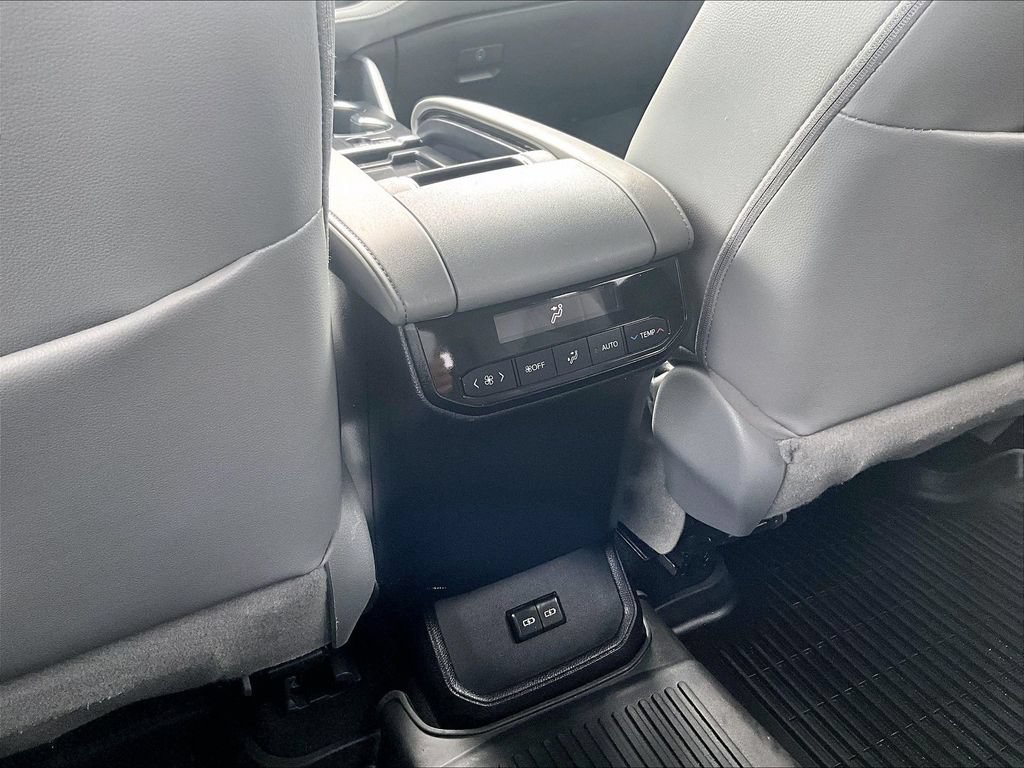 Used 2022 Toyota Highlander XLE FWD image 35
