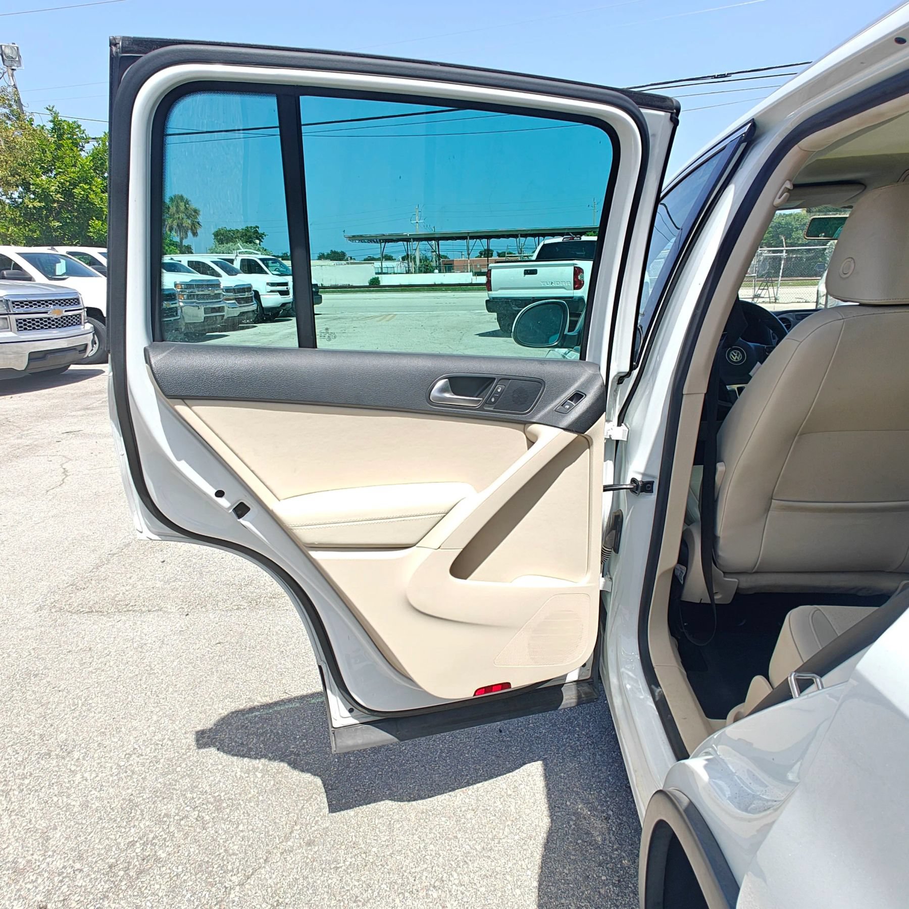 Used 2015 Volkswagen Tiguan SE FWD image 40