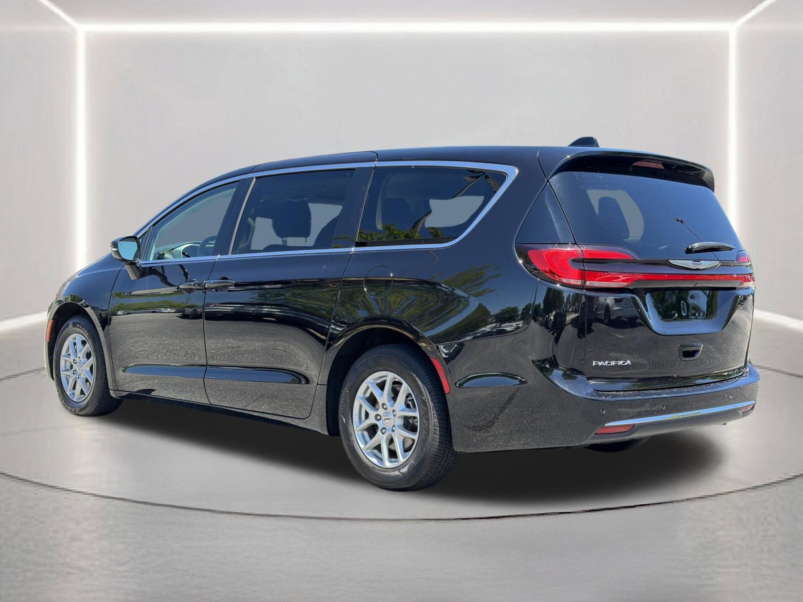 Used 2024 Chrysler Pacifica Touring-L FWD image 23