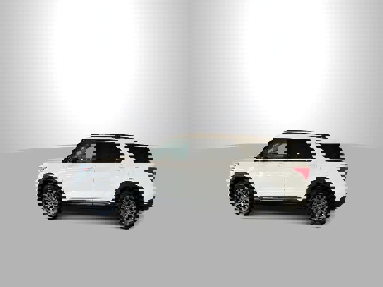 Used 2022 Ford Explorer XLT w/ Equipment Group 202A image 5