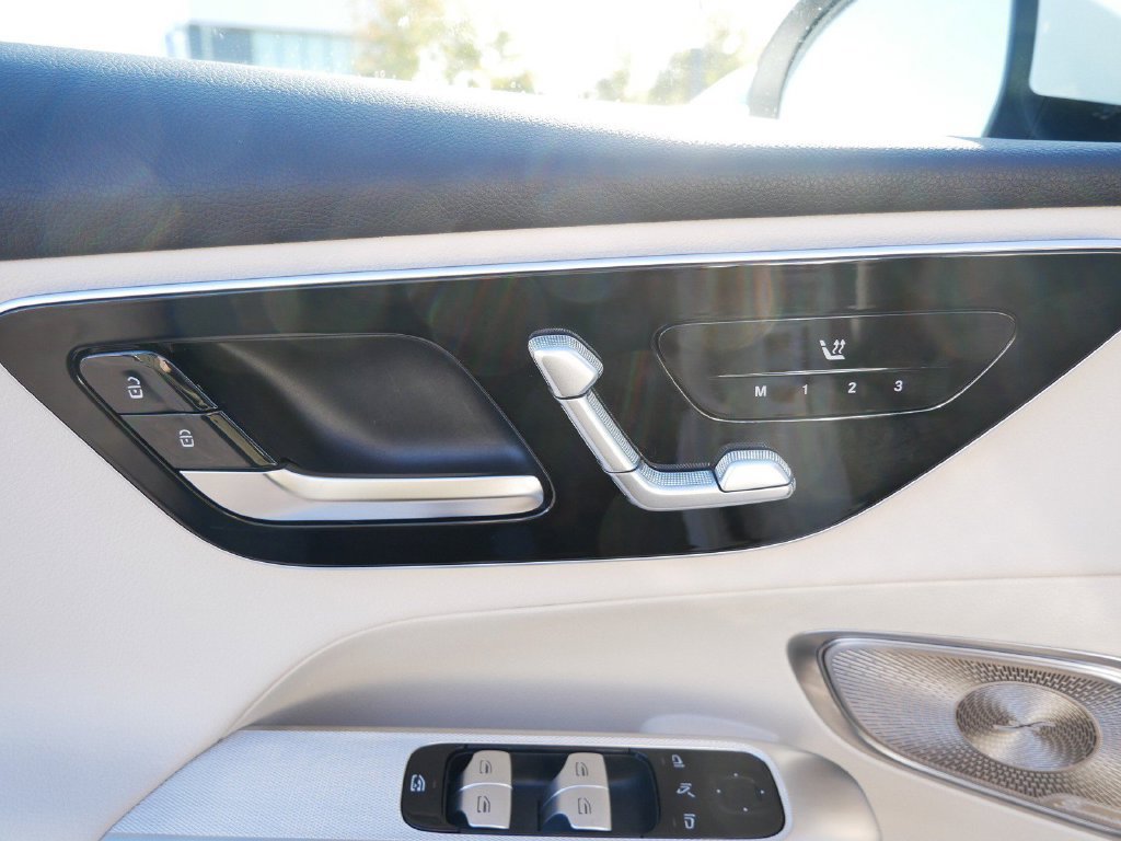 Used 2025 Mercedes-Benz GLC 300 4MATIC image 16