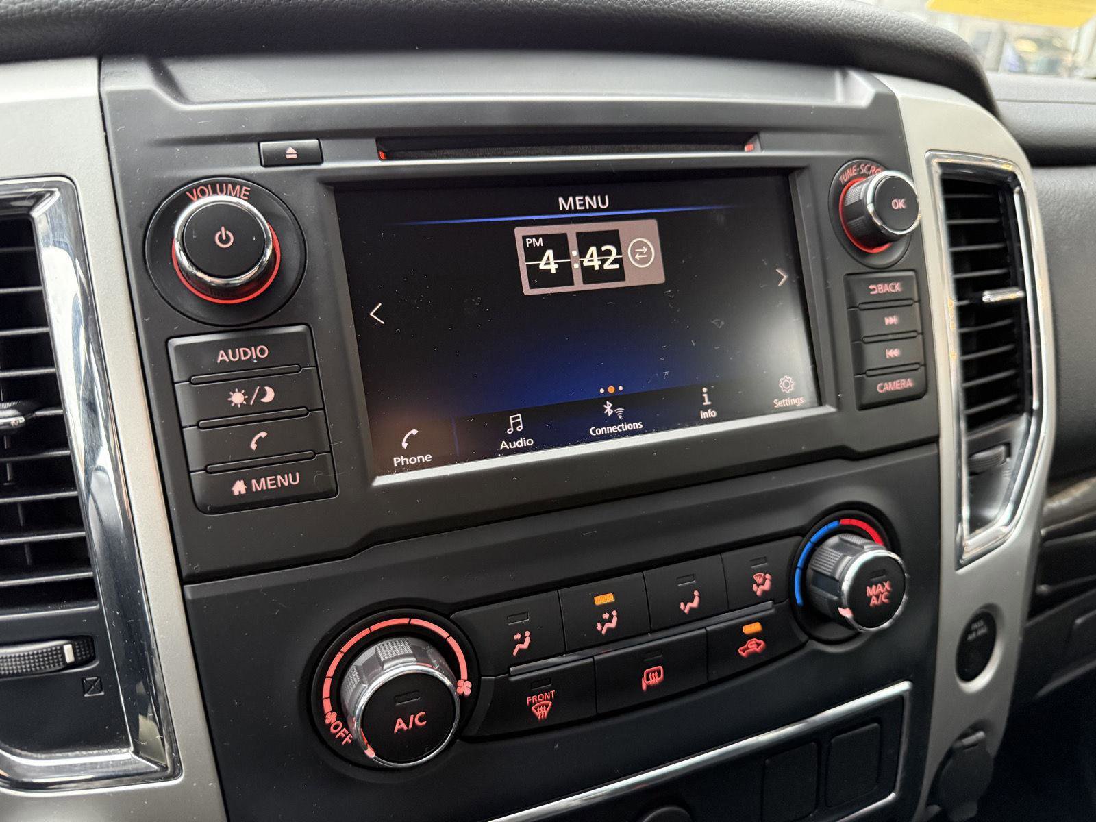 Used 2019 Nissan Titan SV image 19