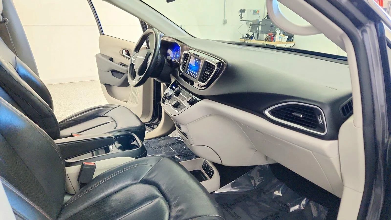Used 2019 Chrysler Pacifica Touring-L FWD image 31